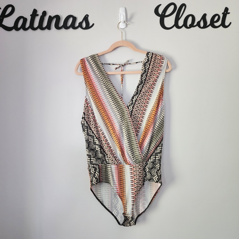 BCBGeneration Tropical‎ Ripple Low V-neck Bodysuit Size Medium - Picture 5 of 11